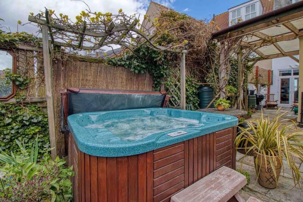 Large Character Home, Hot Tub, Beach 5 Min Walk Gorleston-On-Sea Exterior photo