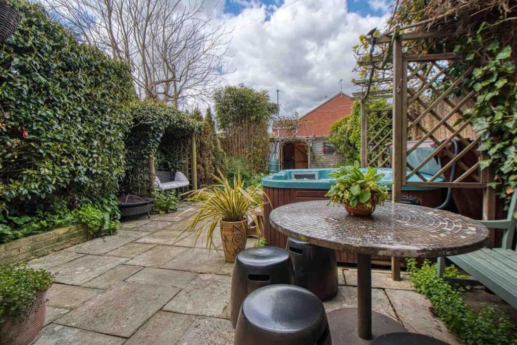 Large Character Home, Hot Tub, Beach 5 Min Walk Gorleston-On-Sea Exterior photo